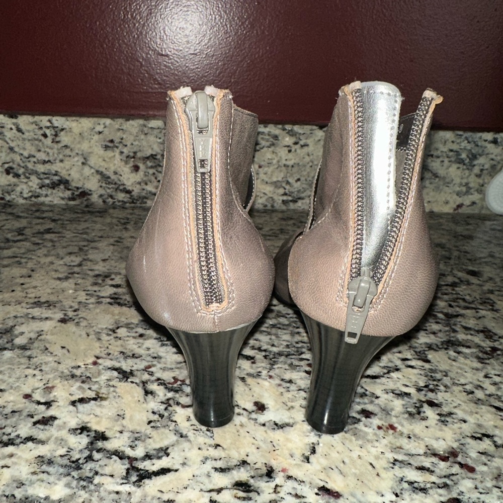 Woman’s shoe size 9 1/2